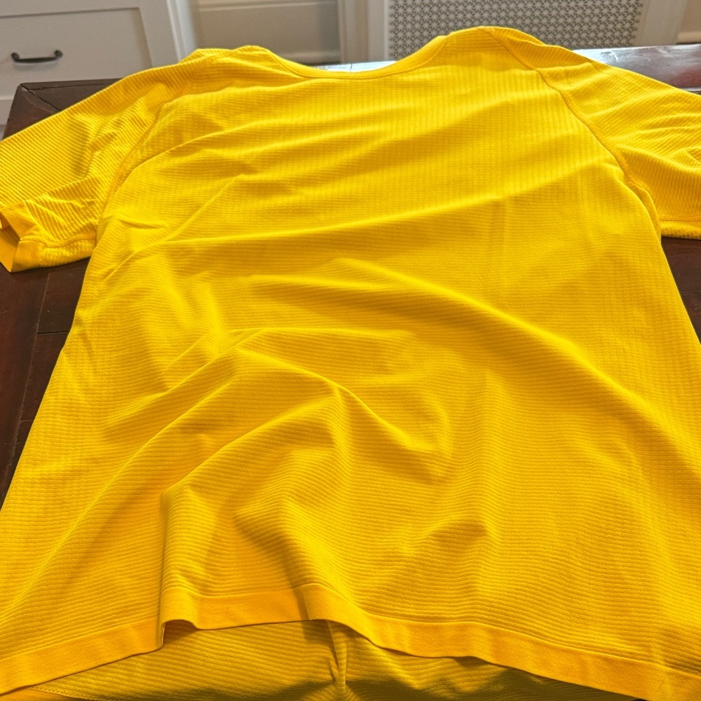 lululemon athletica metal vent tech